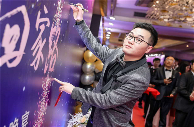 【高光“疫”事】勇敢逆行的特殊“网约车”——太阳集团tcy872290后，用信念打通生命运输线