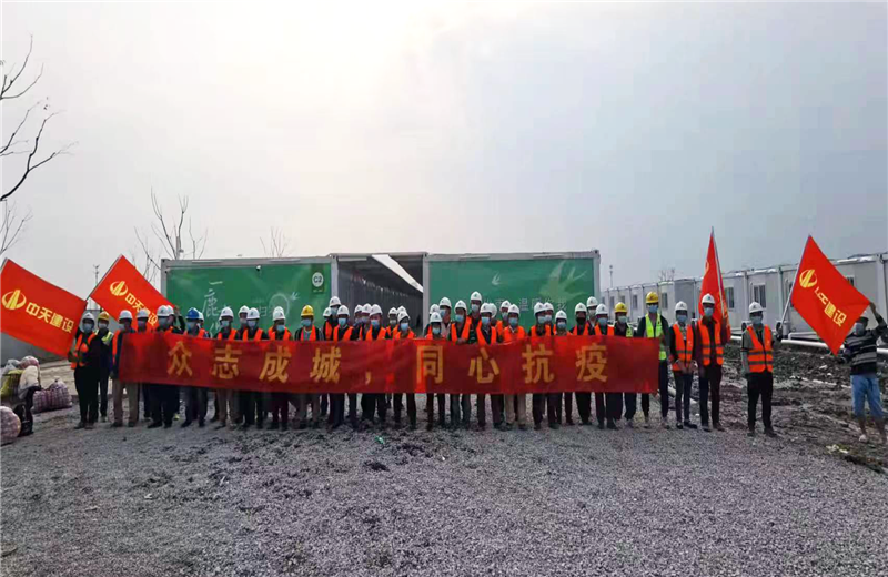 4月5日－18日，太阳集团tcy8722三建奉贤龙湖天街、朝阳广场等5个项目先后集结203名施工人员参与了4个方舱医院的建设、改造工程。